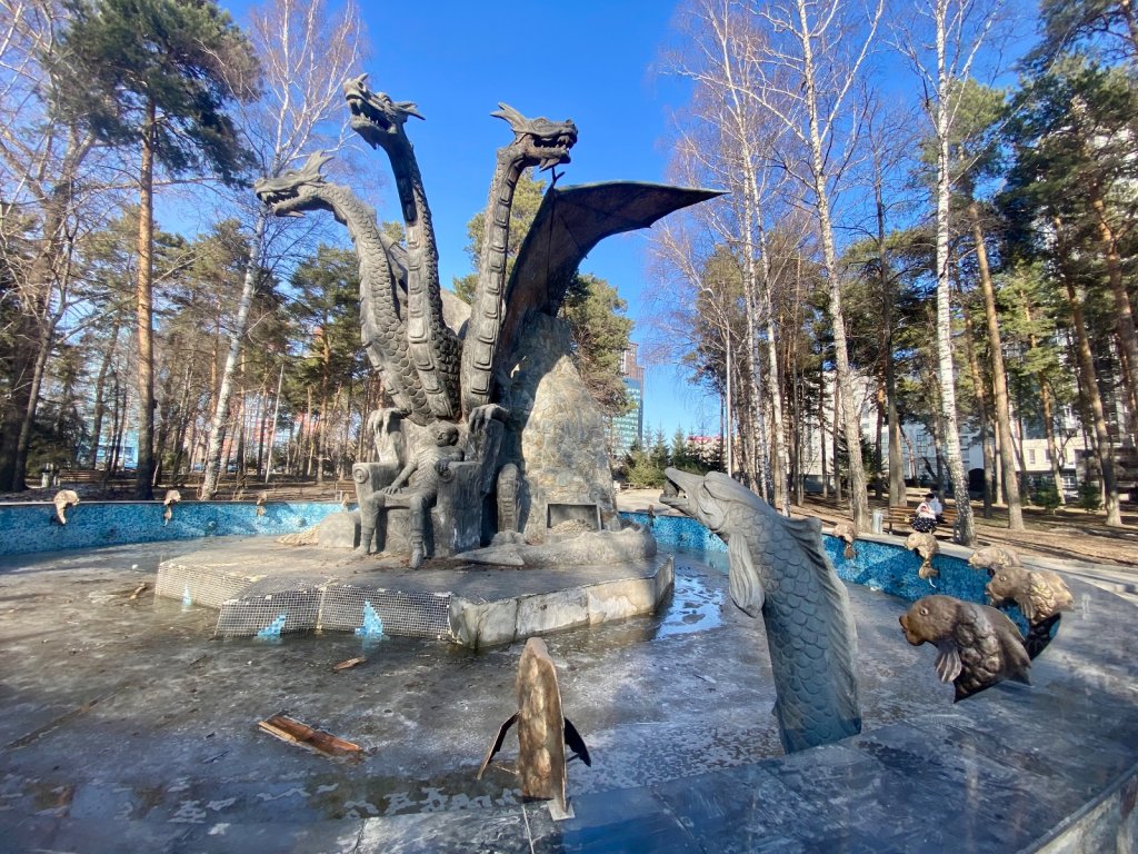 Щука с карасями окружили Горыныча с Кощеем.