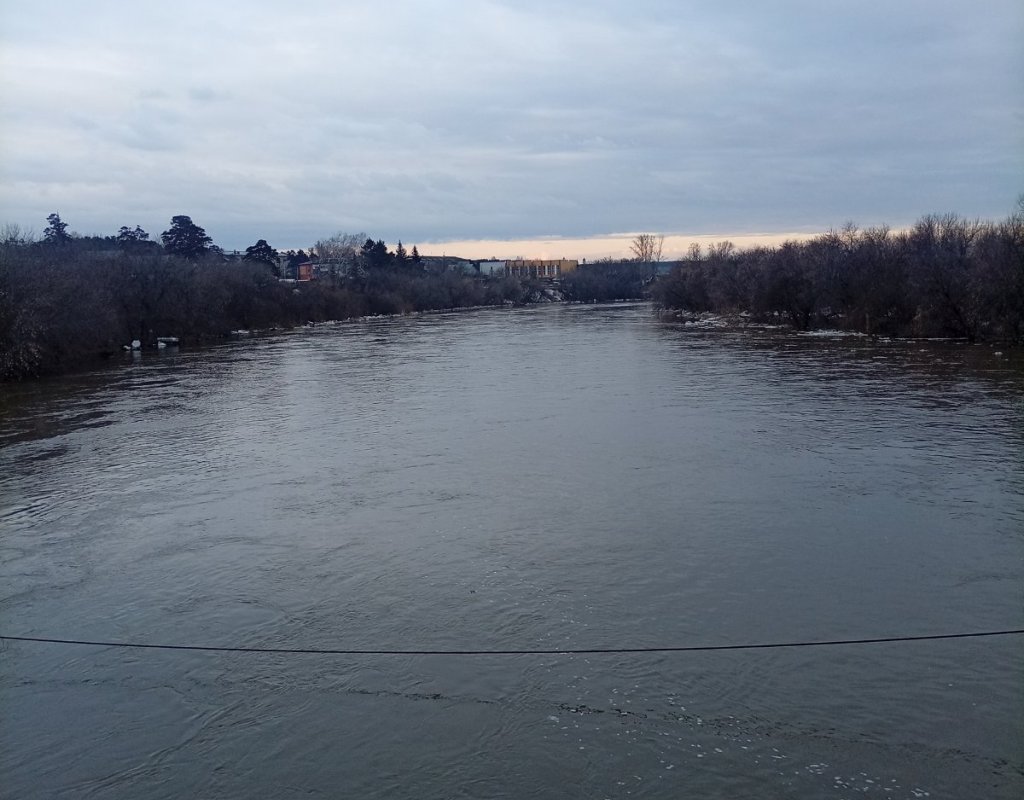 Ледоход (остатки уплывают).