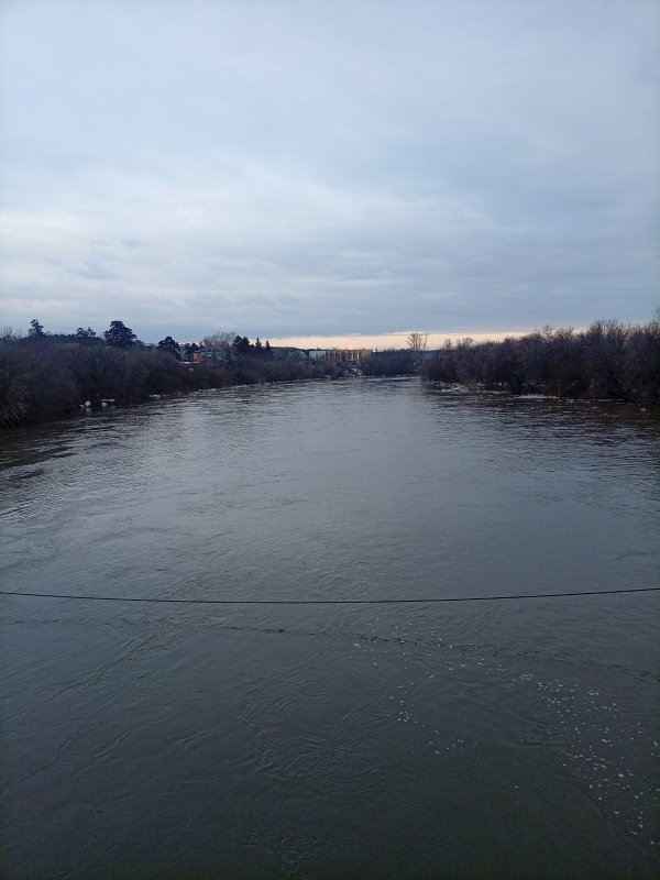 Ледоход (остатки уплывают).