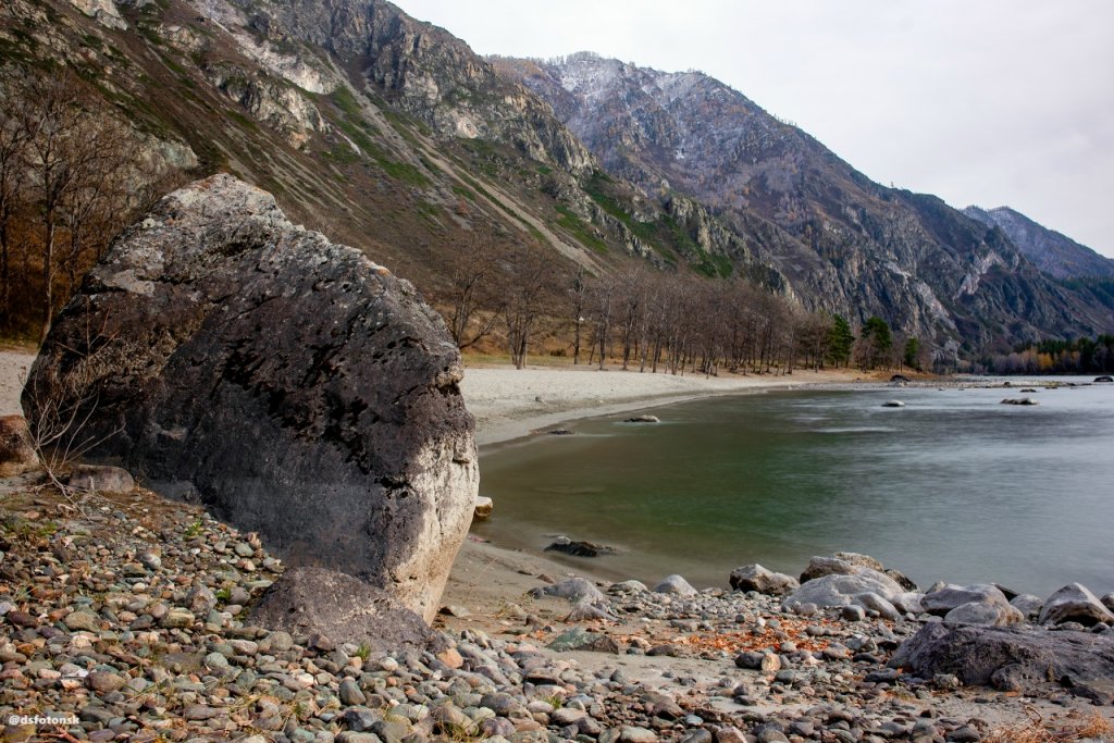 Песчаный пляжик на Катуни.