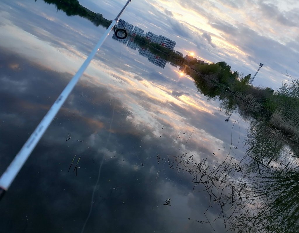 Красота. Из рыбаков, на озере один.