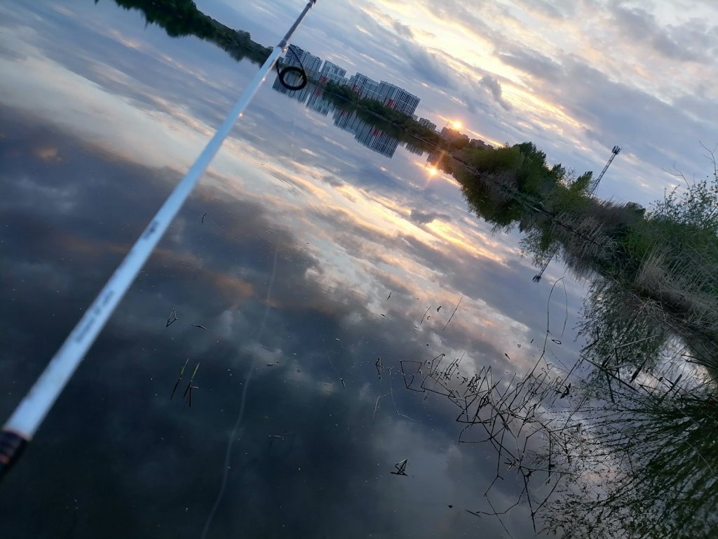 Красота. Из рыбаков, на озере один.