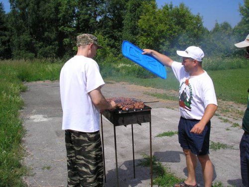 Защищает шашлык от солнечного удара. Вот профессиализм!!!