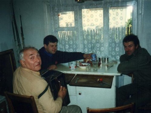 вот так коротая непогоду за кружкой чая и гармошкой.1993г.
