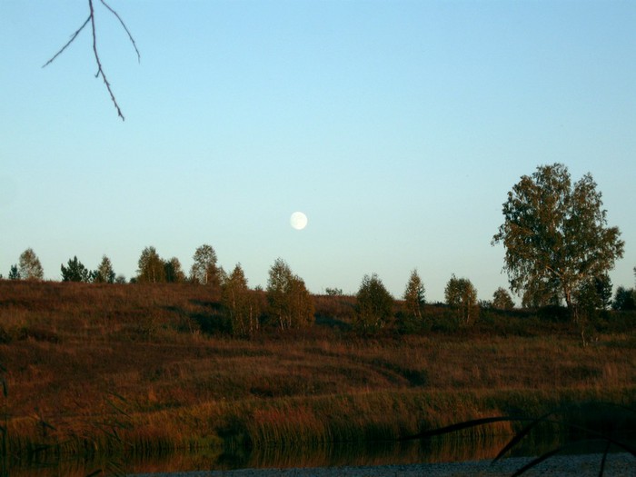 Солнце ещё не село, а луна уже взошла.