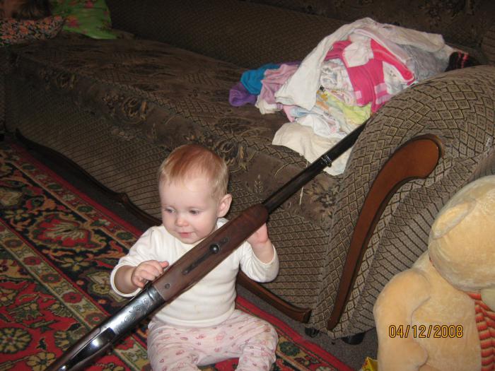Дочь помогает чистить ружье