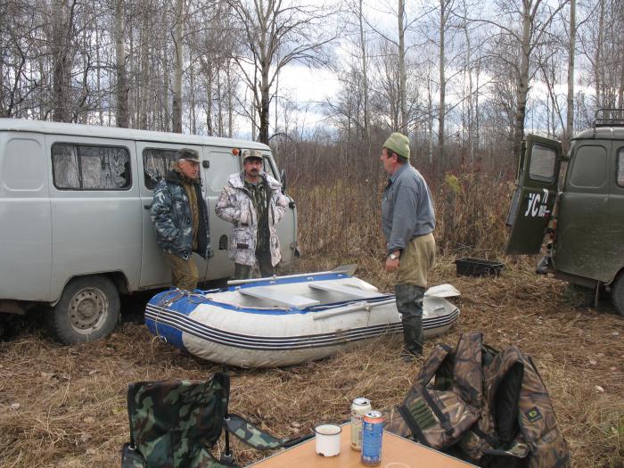 Два   УАЗа  с  лебедками  и  лодка  с  мотором - неплохо  на  охоте  и  рыбалке.....