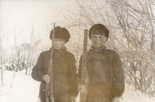 На зимних каникулах. С двоюродным братом, нам по 13-14 лет