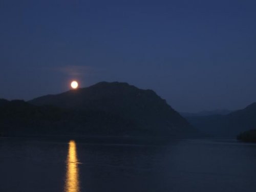 луна над озером