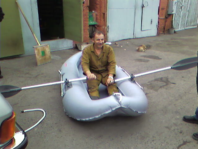 Сидит на асфальте он в лыжи обутый.Толь лыжи не едут,толь он ........!!!! 