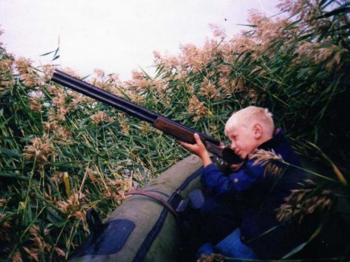 Во втором классе первый раз стрелял с ружья и поехал на охоту)))