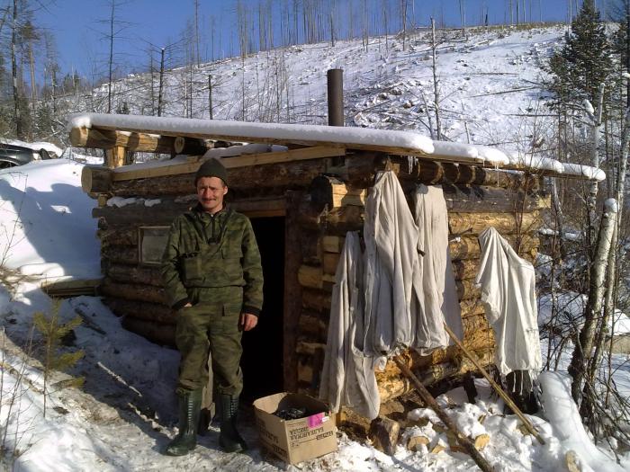 Зимовье охотника в тайге в Якутии