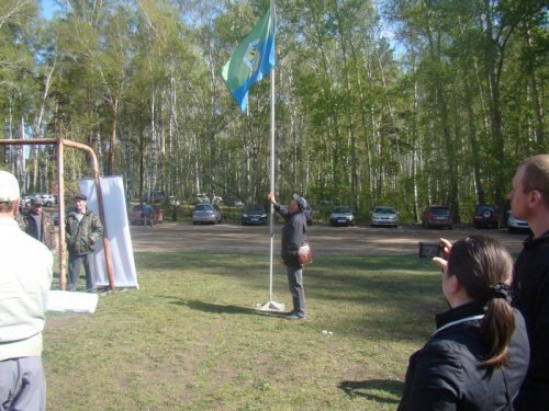 Победитель выставки 2011 поднимает флаг