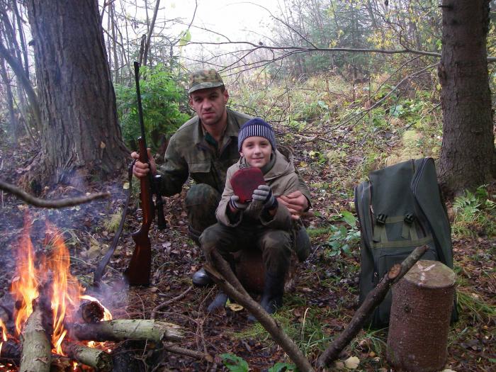 С сыном.