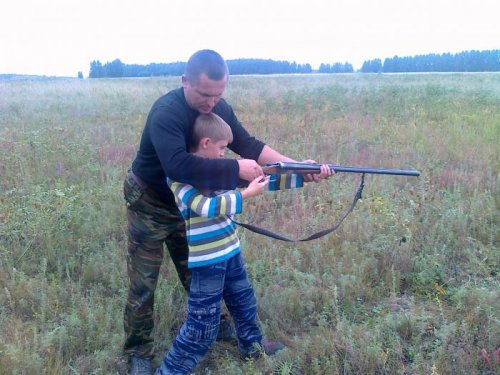 Александр Мистюк учит сына Матвея стрелять из ружья ИЖ - 58!