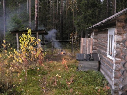 До ближайшего поселка 25 км. сплавом по Косью до Вашки и по Вашке 3 часа мотором