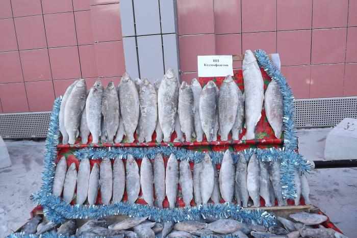 По всему городу продают на таких лотках