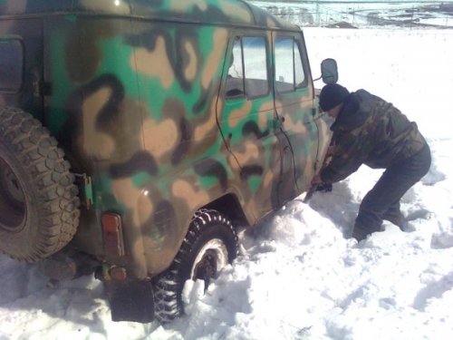 В ход идет лопата.