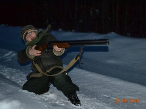 Маленький охотник, пока учится держать ружье