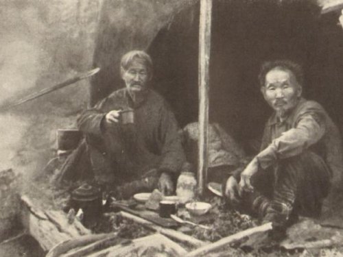 Улукиткан - проводник Федосеева (слева)