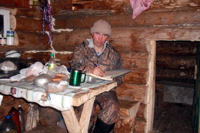 Делаем запись в"бортовой журнал" избушки.