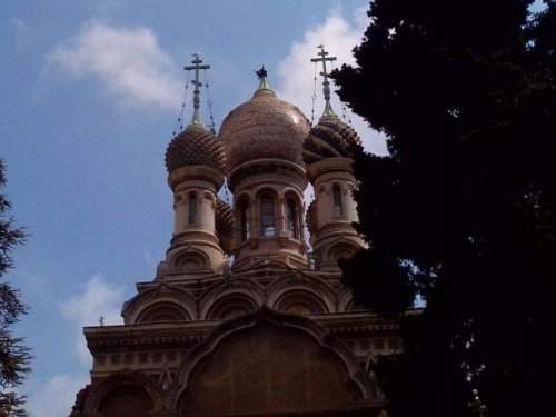 Толстые итальянские чайки на православных крестах в Сан-Ремо