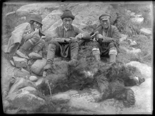 Тофалары. Охотники на кусугтар-Собирателя кедровых шишек. (иносказительное название медведя)