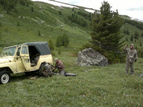 Прокол колеса в горах Алтая