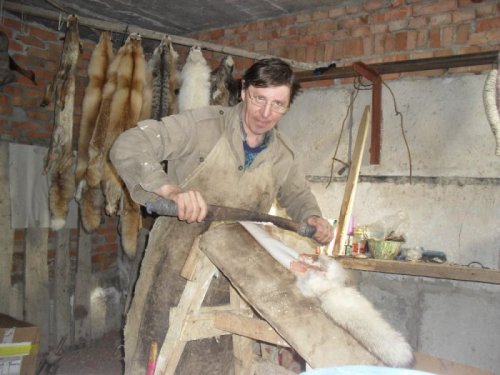 Работа по выделке в полном разгаре....