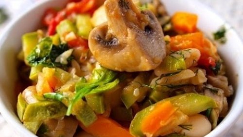 Рагу из дичи с грибами, беконом и вином.