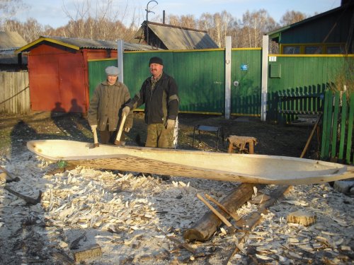 Не перевились у нас еще умельцы! Очень редка:лодка-долбленка.