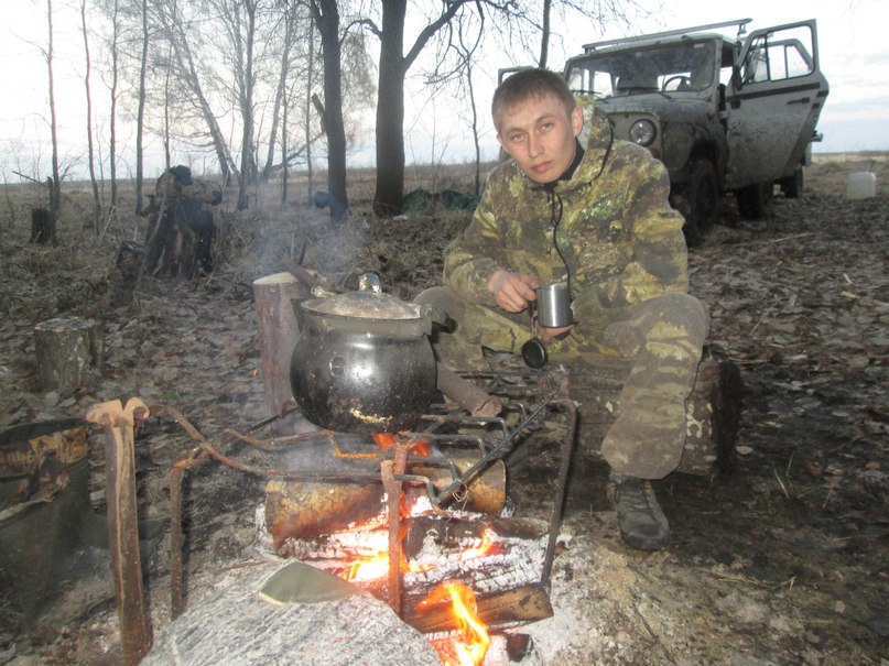 у костра