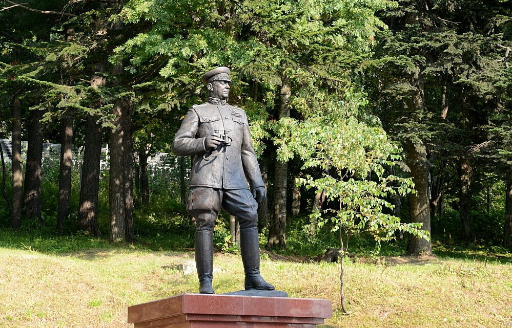 Памятник маршалу Василевскому.