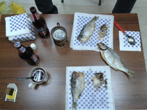 ...он пиво с рыбкой, я чай с ней же. )))