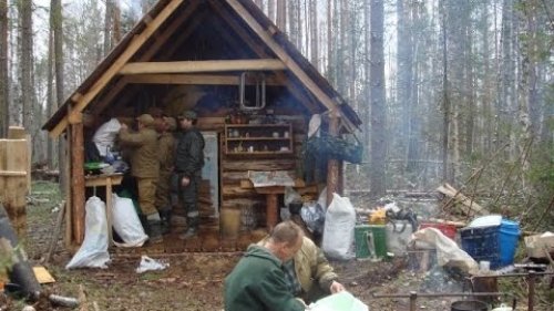 Охотничьи зимовья и избушки в тайге. Зимовье охотника промысловика. Зимовье охотника промысловика в тайге. Избушки охотников промысловиков в тайге.