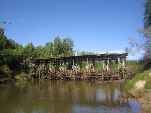 Мост, разрушенный старый