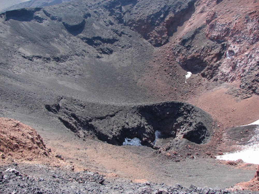 Кратер конуса извержения 2012-2013 годов