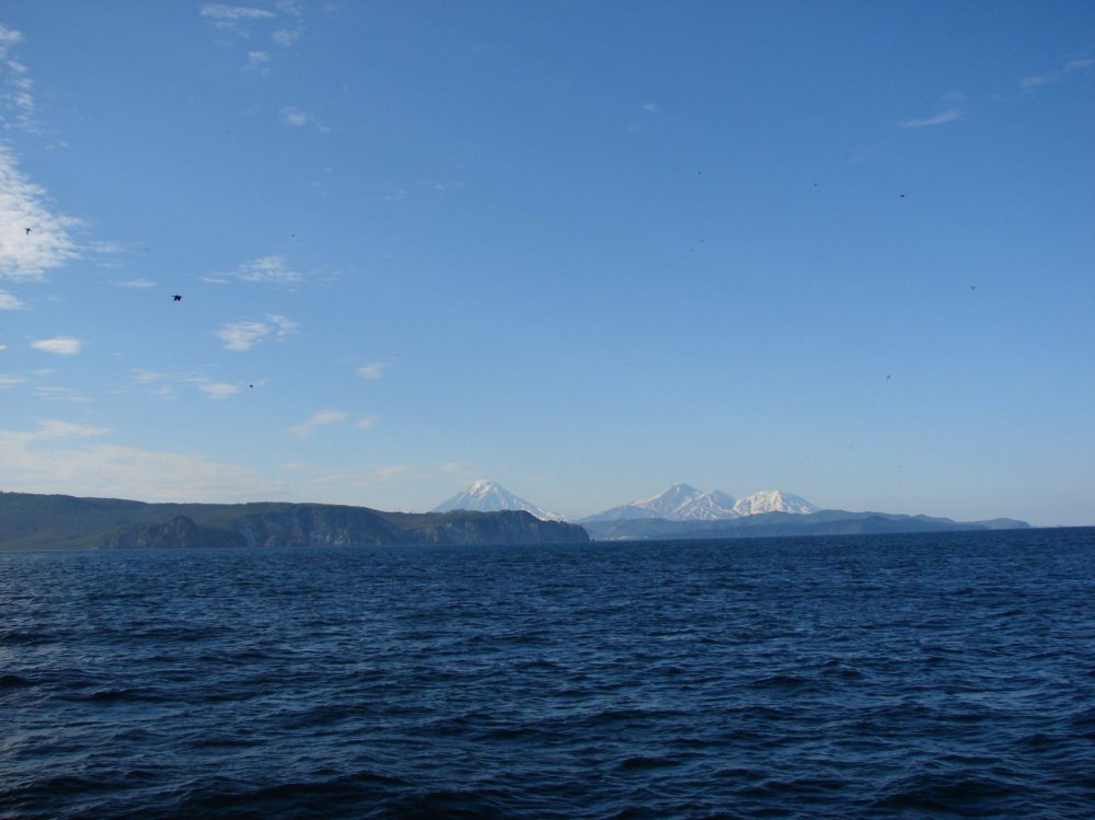 Вид на Корякский и Авачинский вулканы с Тихого океана