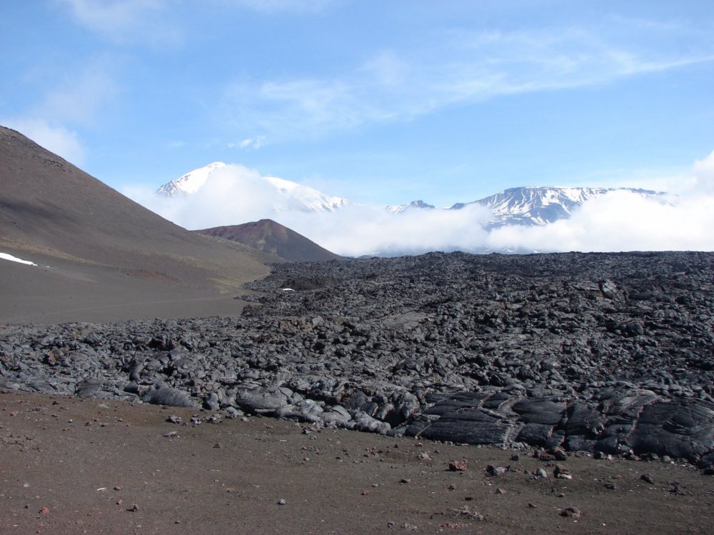 Лавовые поля - на заднем плане вулканы Острый и Плоский Толбачик Ключевская группа
