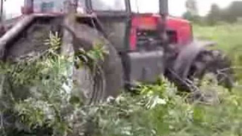 Трактор Беларус 1221 преодолевает грязь