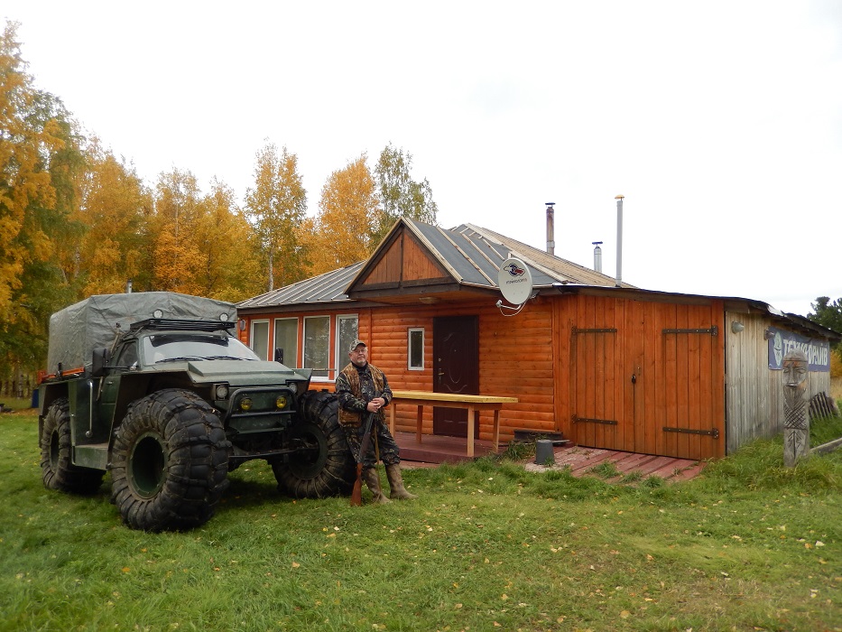 Отдых в избушке после охоты.