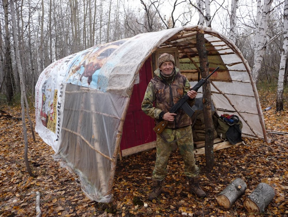 На посту важного спального объекта.