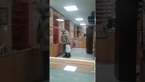 Бабка в оружейном магазине полный угар ржака