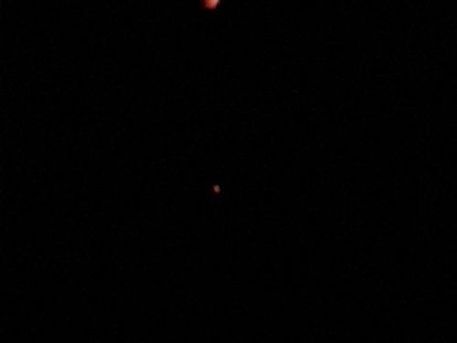 Красная луна и марс пониже.