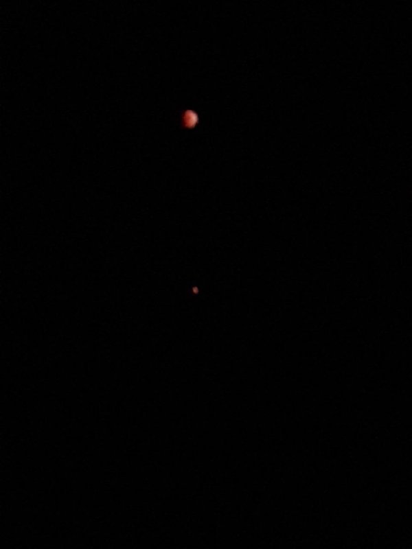 Красная луна и марс пониже.