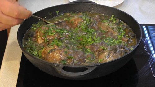 Курица с грибами в чугунной сковороде.