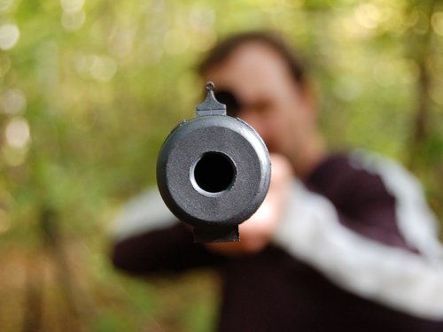 В Омской области мужчина случайно застрелил друга на охоте
