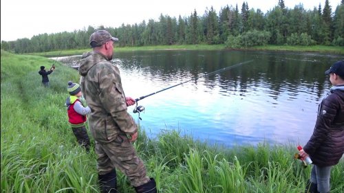 РЫБАЛКА С СЕМЬЁЙ / ВЕЧЕРНИЙ ОТДЫХ С УДОЧКОЙ / ЕЗДИМ НА ДЕРЕВЯННОЙ ЛОДКЕ.
