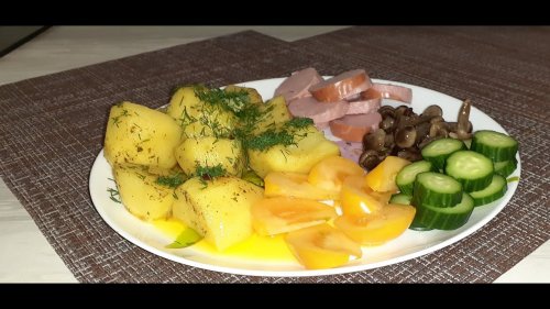 Такой картошки Вы точно не пробовали. Нежный, сочный картофель в микроволновки! Это очень вкусно!!!