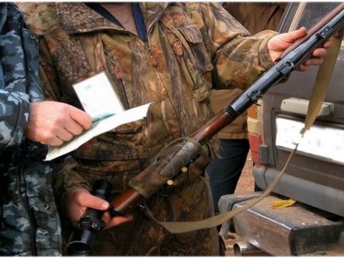 Охотничьи инспекторы смогут применять физическую силу и служебное оружие для задержания браконьеров